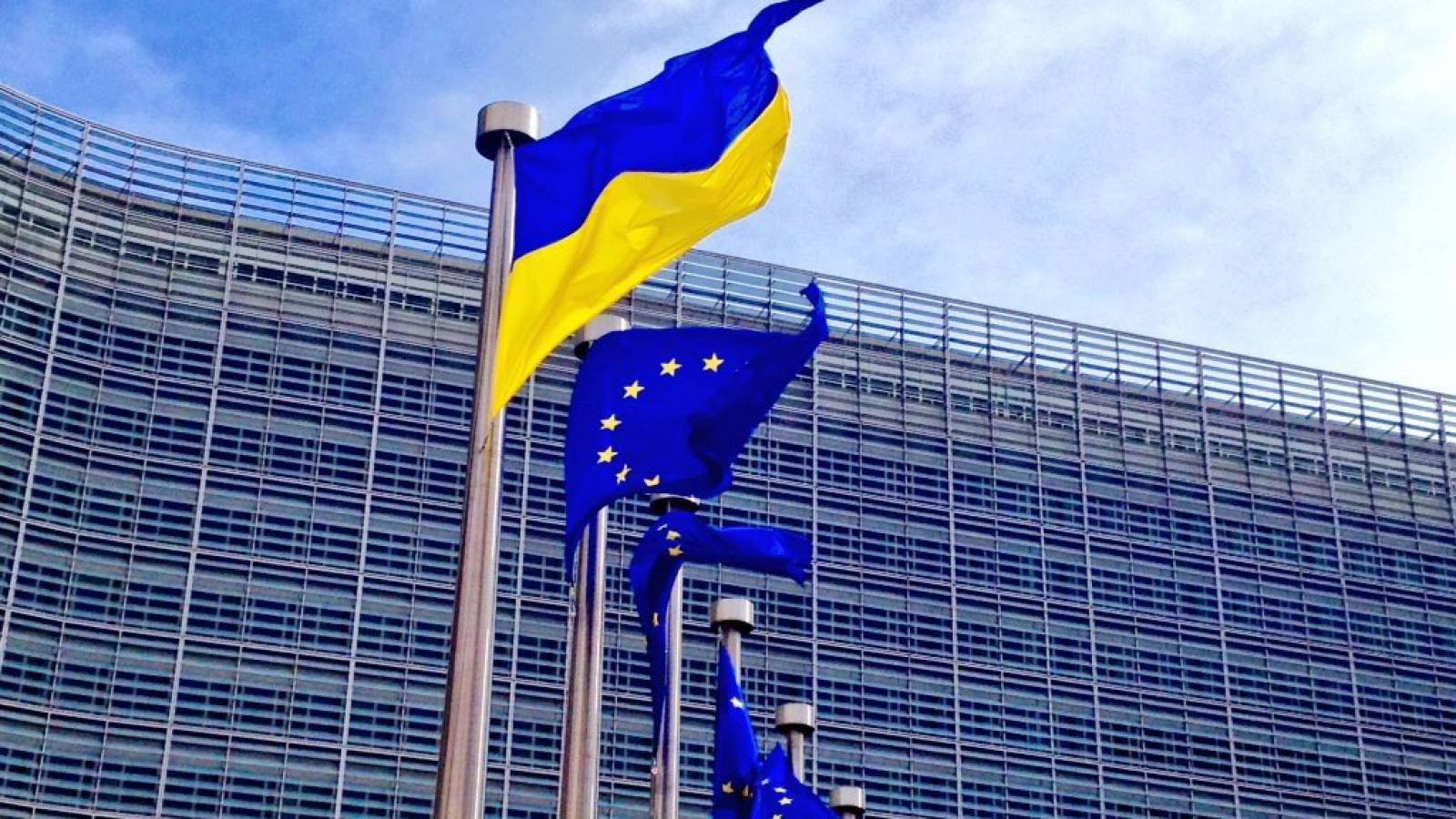 EU-Ukraine flag with EC on background